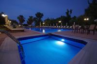 Sun Beach Hotel内部或周边的泳池