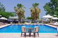 Sun Beach Hotel内部或周边的泳池