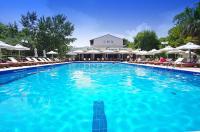 Sun Beach Hotel内部或周边的泳池