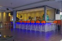 Sun Beach Hotel餐厅或其他用餐的地方