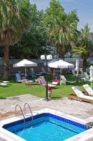 Sun Beach Hotel内部或周边的泳池