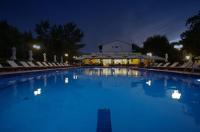 Sun Beach Hotel内部或周边的泳池