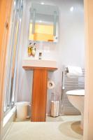 Lauriston &amp; Lawton Court Hotel的一间浴室