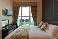 兰迪德诺Lauriston &amp; Lawton Court Hotel的一间带大床的卧室，带窗户