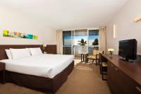 Cairns Harbourside Hotel客房内的一张或多张床位