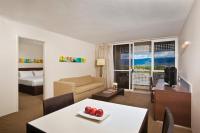 Cairns Harbourside Hotel的休息区