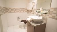 The Exchange Regency Residence Hotel Managed by HII的一间浴室