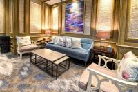比洛克西Beau Rivage Resort &amp; Casino的客厅里有一张蓝色的沙发和椅子