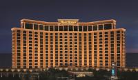 比洛克西Beau Rivage Resort &amp; Casino的一座酒店大楼，楼顶有招牌