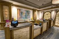 比洛克西Beau Rivage Resort &amp; Casino的墙上挂着一幅巨幅画的房间