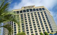 比洛克西Beau Rivage Resort &amp; Casino的一座顶部有标志的大楼