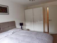 Stylish Wembley Stadium and OVO Arena Apartment, London客房内的一张或多张床位