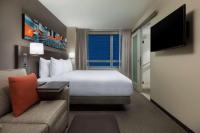 Hyatt Place New York City - Times Square的电视和&#47;或娱乐中心