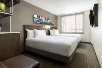 Hyatt Place New York City - Times Square客房内的一张或多张床位