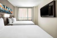 Hyatt Place New York City - Times Square客房内的一张或多张床位