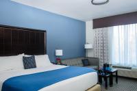Holiday Inn Express Hotel & Suites Austin NW - Arboretum Area by IHG客房内的一张或多张床位