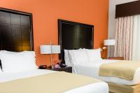 Holiday Inn Express Hotel & Suites Austin NW - Arboretum Area by IHG客房内的一张或多张床位