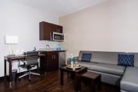 Holiday Inn Express Hotel & Suites Austin NW - Arboretum Area by IHG的厨房或小厨房