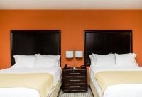 Holiday Inn Express Hotel & Suites Austin NW - Arboretum Area by IHG客房内的一张或多张床位