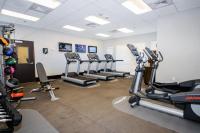 Holiday Inn Express Hotel & Suites Austin NW - Arboretum Area by IHG的健身中心和/或健身设施