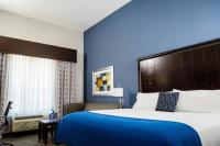 Holiday Inn Express Hotel & Suites Austin NW - Arboretum Area by IHG客房内的一张或多张床位