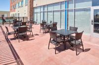 Holiday Inn Express & Suites El Paso East-Loop 375 by IHG的阳台或露台