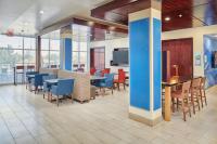 Holiday Inn Express & Suites El Paso East-Loop 375 by IHG的电视和/或娱乐中心