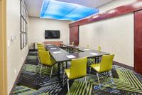 Holiday Inn Express & Suites El Paso East-Loop 375 by IHG的电视和/或娱乐中心