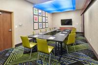 Holiday Inn Express & Suites El Paso East-Loop 375 by IHG的电视和/或娱乐中心