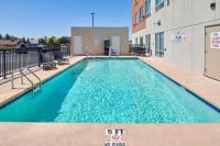 Holiday Inn Express & Suites El Paso East-Loop 375 by IHG内部或周边的泳池