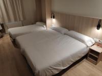 Hostal BESTPRICE Barcelona Stadium客房内的一张或多张床位