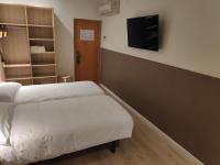 Hostal BESTPRICE Barcelona Stadium客房内的一张或多张床位