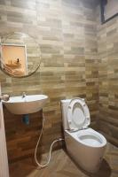 合艾Khoksametchun Hostel的带马桶和水槽的浴室