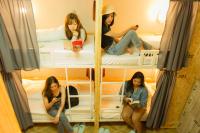 合艾Khoksametchun Hostel的一组坐在双层床上的女孩