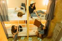 合艾Khoksametchun Hostel的三个女孩坐在双层床上