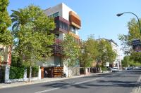 塞维利亚Urban House Siurot 33的城市街道一侧的建筑