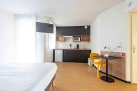 Apparthotel Le Hüb Grenoble的厨房或小厨房