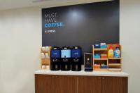 Holiday Inn Express Hotel & Suites Austin NW - Arboretum Area by IHG的咖啡和沏茶工具