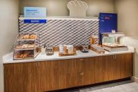 Holiday Inn Express Hotel & Suites Austin NW - Arboretum Area by IHG的厨房或小厨房