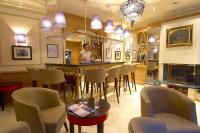 Best Western Moores Central Hotel的电视和/或娱乐中心