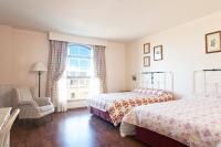 PortAventura Hotel Roulette - Includes unlimited access to PortAventura Park & 1 access to Ferrari Land客房内的一张或多张床位