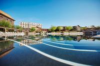PortAventura Hotel Roulette - Includes unlimited access to PortAventura Park & 1 access to Ferrari Land内部或周边的泳池