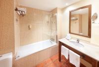 PortAventura Hotel Roulette - Includes unlimited access to PortAventura Park & 1 access to Ferrari Land的一间浴室