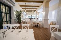 PortAventura Hotel Roulette - Includes unlimited access to PortAventura Park & 1 access to Ferrari Land餐厅或其他用餐的地方
