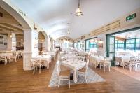 PortAventura Hotel Roulette - Includes unlimited access to PortAventura Park & 1 access to Ferrari Land餐厅或其他用餐的地方