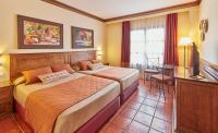 PortAventura Hotel Roulette - Includes unlimited access to PortAventura Park & 1 access to Ferrari Land客房内的一张或多张床位