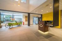 Apparthotel Le Hüb Grenoble的电视和&#47;或娱乐中心