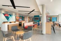Avid Hotels - Roseville - Minneapolis North by IHG的休息区