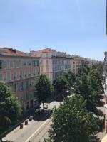 尼斯弗洛里尔一室公寓酒店的享有树木和建筑的城市街道景色