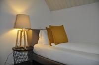 VilligenHotel zum Hirschen的一张带边桌灯的床